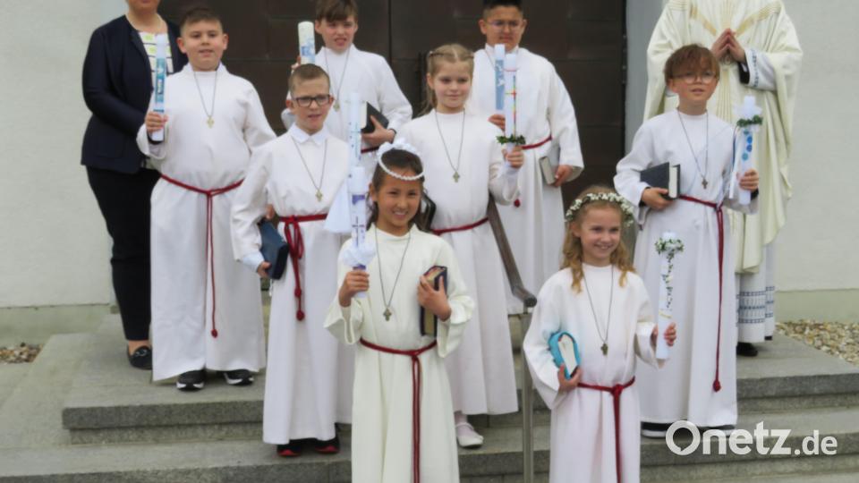 Erstmals durften die Kinder (hier die Gruppe eins) an den Tisch des Herrn treten. Bild: adj