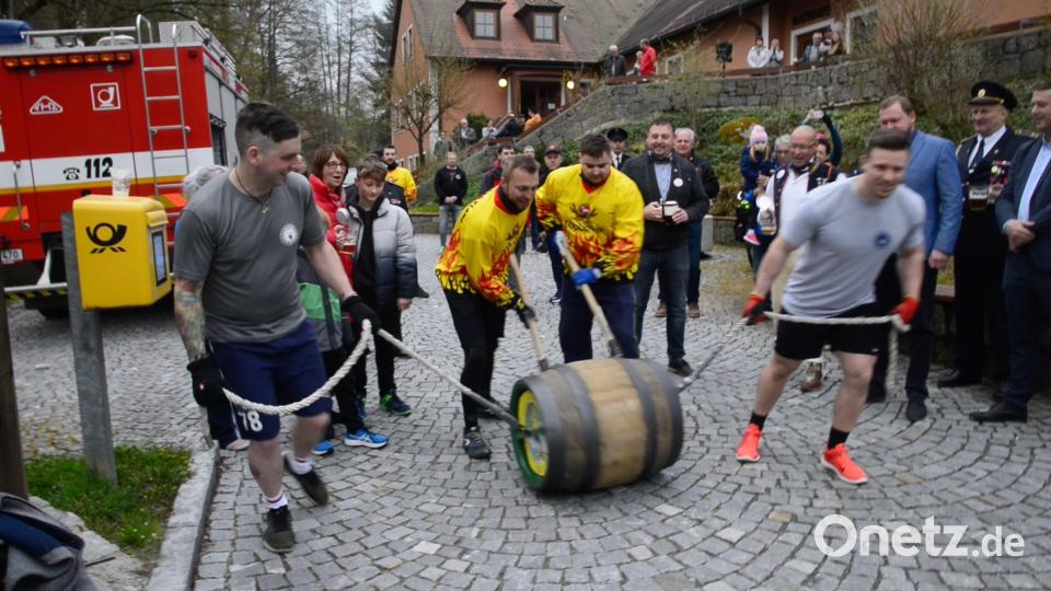 Das Startteam legt sich schon auf den ersten Metern mächtig ins Zeug. Das freut stellvertretende Landrätin Margit Kirzinger (hinten im roten Anorak), den Feuerwehrkommandanten aus Chodová Planá, Bürgermeister Lubos Hlacik, Brauerchef Jiri Plevka,Bürgermeister Markus Lukas (hinter den Läufern, von rechts) und die Zuschauer im HIntergrund auf der &quot;Tribüne&quot;. Bild: bey
