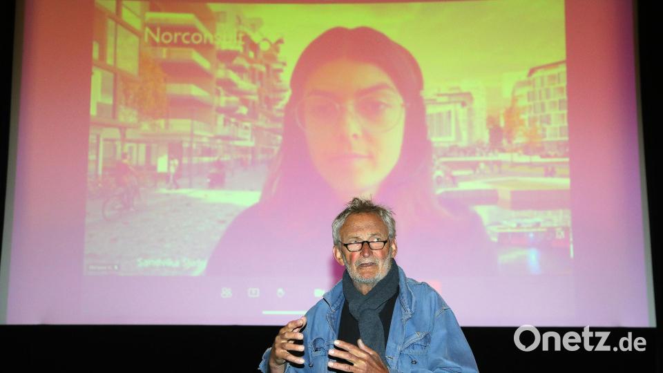 Beim Bürgerforum im Ring-Theater hielt Stadtplanerin Melanie Hierl (im Hintergrund) einen Vortrag zum Thema &quot;Soziale Nachhaltigkeit in der Stadtplanung&quot;. Vorne IG-Sprecher Achim Hüttner. Bild: Wolfgang Steinbacher