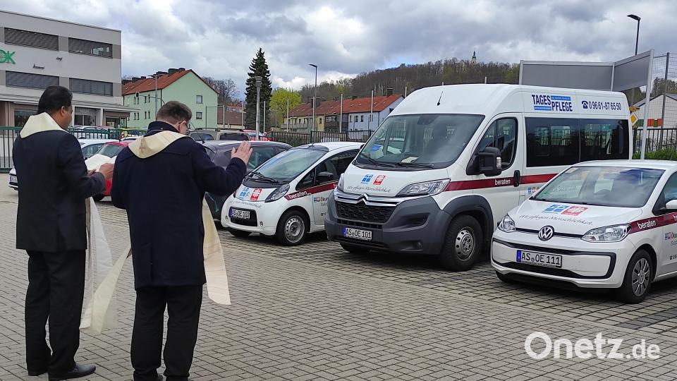 Pfarrer Saju Thomas (links) und Pfarrer Herbert Mader segnen die Autos der Sozialstation. Bild: Romeo Mataj/exb