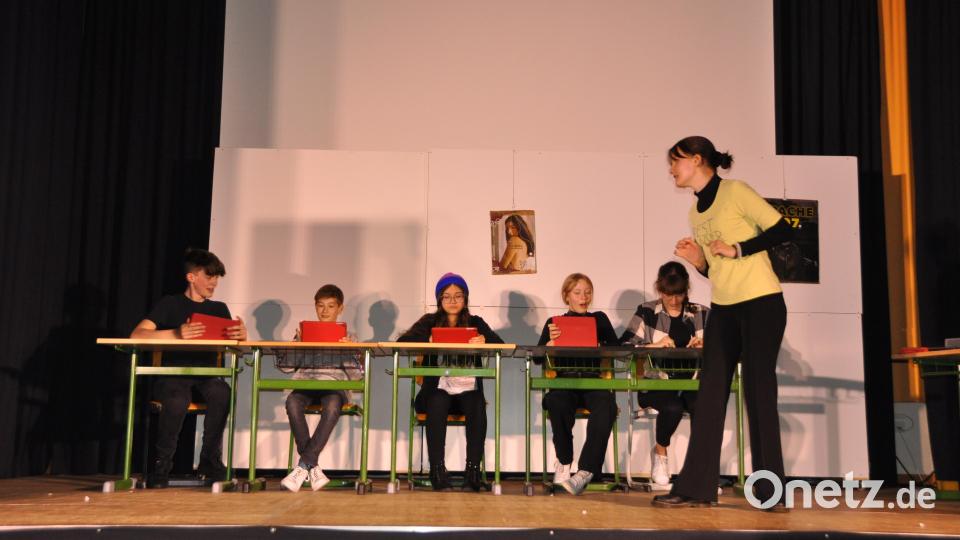 Die Theatergruppe persiflierte verschiedene Schüler- und Lehrertypen im Wandel der Zeit und sorgte so für mehrere Lacher. Bild: ero