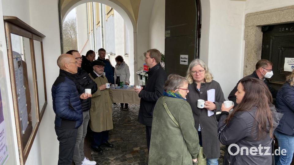 Witterungsbedingt musste das gemeinsame Kaffeetrinken im Durchgang zum Pfarrgarten stattfinden. Bild: Markus Scharnagl/exb