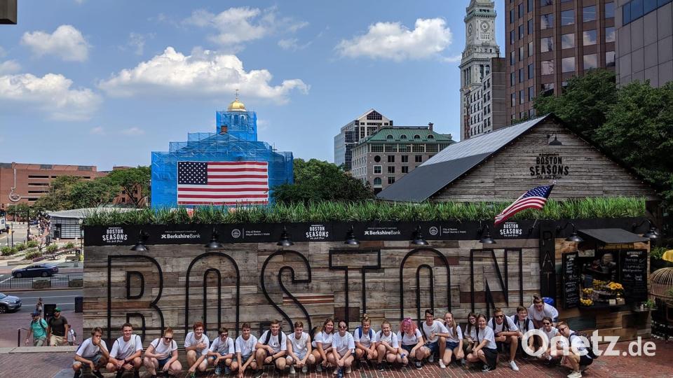 Gruppenbild vor der Markthalle Faneuil Marketplace in Boston. Ein Besuch dort und auch in New York ist immer ein Highlight für die Gastschüler aus Bayern. Sie werden 2024 wieder in die USA fliegen. Heuer kommen die jungen Amerikaner nach Bayern. Archivbild: OF Bayern/exb