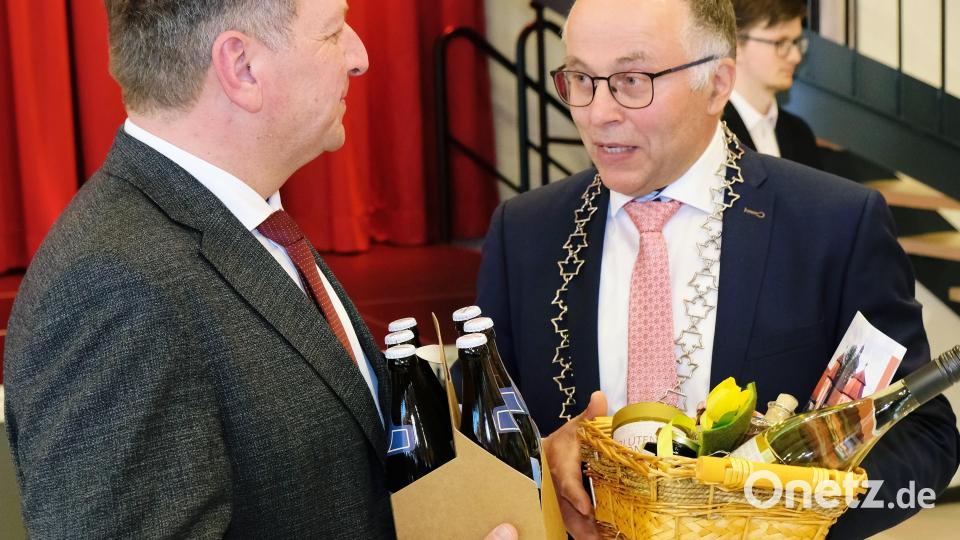 Mit Oberpfälzer Schmankerln für einen Niederbayern, überreicht von Bürgermeister Albert Nickl (rechts), soll dem neuen Minister der Besuch im Klosterdorf nachhaltig in Erinnerung bleiben. Bild: do