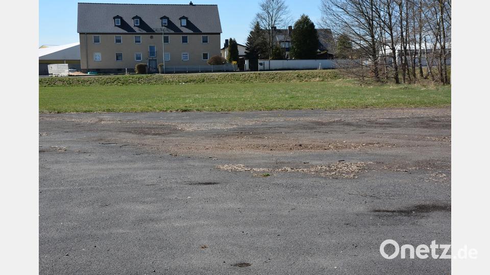 Auf diesem Gelände, dass der Schützengesellschaft entlang der Marktredwitzer Straße gehört, entsteht ein Containerdorf, wo vorübergehend bis zu 74 Kindergartenkinder untergebracht werden, bis das neue Kinderhaus „Purzelbaum“ fertiggestellt ist. Bild: jr