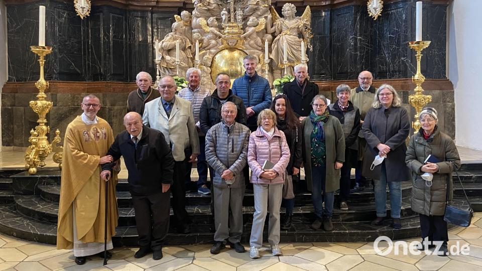 Beim Gruppenfoto vorm Hochaltar in der Basilika zeigte sich, dass doch viele Jubelkommunikanten (im Bild zusammen mit Stadtpfarrer Dr. Thomas Vogl, links) gekommen waren. Bild: Markus Scharnagl/exb