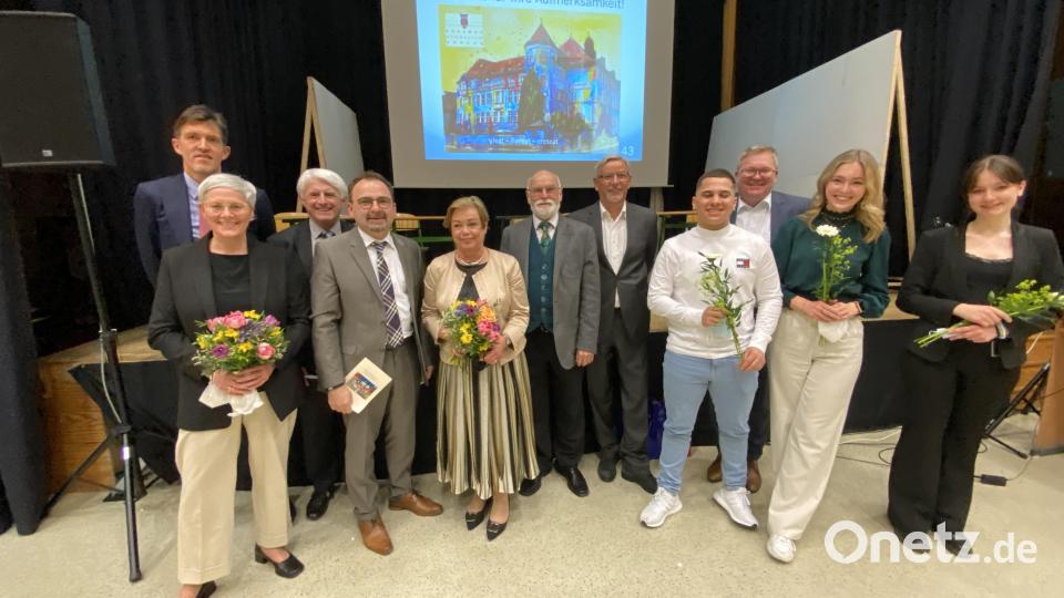Alle Festredner mit dem amtierenden (Christian Weiß-Mayer, vierter von links) und scheidenden Schulleiter (Karl Bösl, fünfter von rechts) in der ehemaligen Turnhalle des 100jährigen Gebäudes. Bild: ero