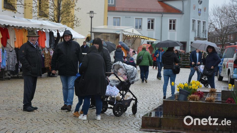 Regnerisch war der Ostermarktsonntag in Mitterteich. Bild: jr