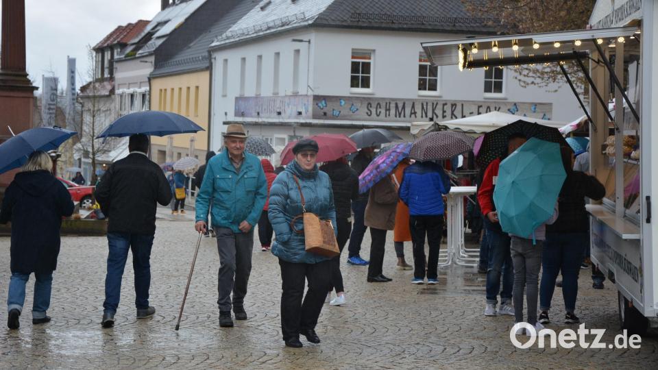 Ein Bummel durch die kleine Budenstraße war nur mit Regenschirm oder Regenjacke möglich. Bild: jr