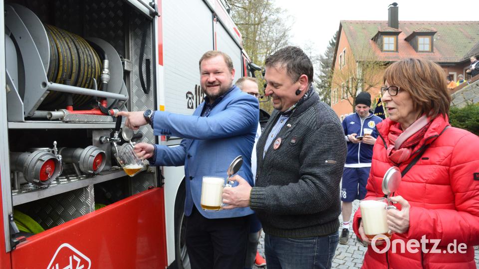 Eiin Zapfhahn inmitten von C-Schläuchen - das bietet wahrscheinlich nur das TLF der Feuerwehr Chodová Planá. Bürgermeister Lubos Hlacik, Bürgermeister Markus Ludwig und stellvertretende LandrätinMargit Kirzinger (von links) sind über diese Zapfanlage begeistert. Bild: bey