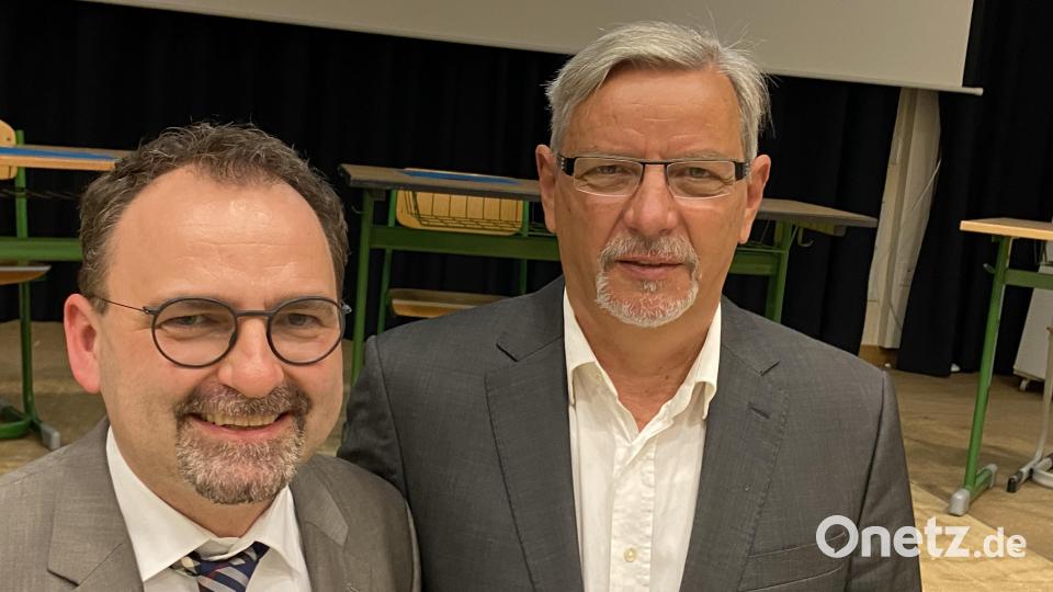 Neuer Schulleiter Christian Weiß-Mayer (links) und Oberstudiendirektor a.D. Karl Bösl (rechts) freuten sich über ein Wiedersehen und die gemeinsamen Feierlichkeiten. Bild: ero