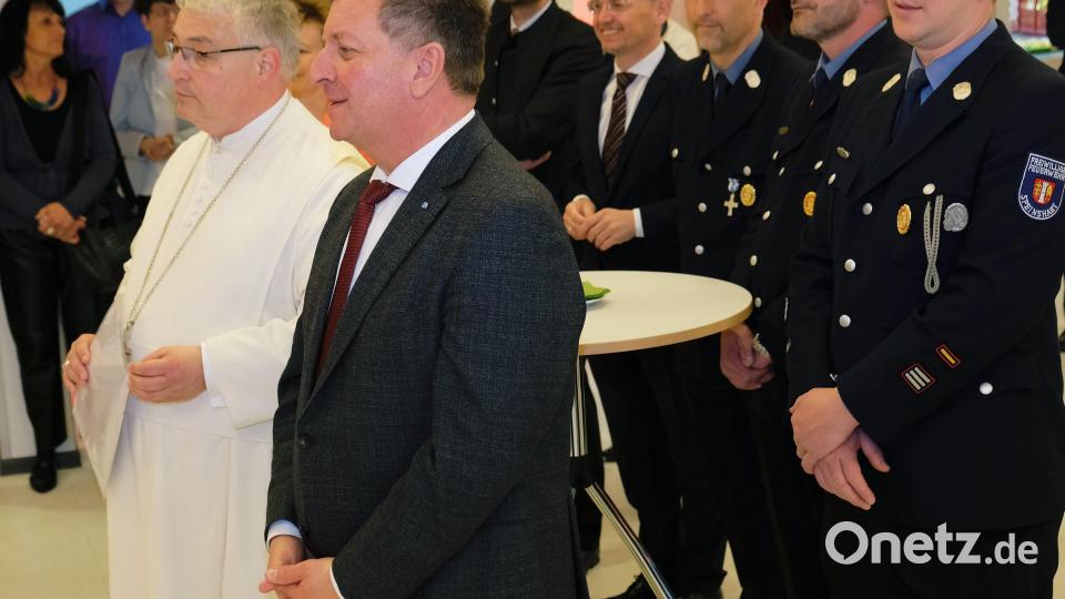 Mit der Feuerwehr als &quot;Schutztruppe&quot; standen Bauminister Christian Bernreiter und Abt Hermann Josef Kugler im Mittelpunkt des Oster-Empfangs. Bild: do