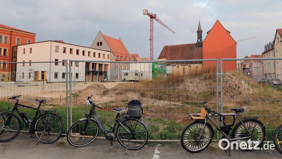 Das Bürgerspital-Gelände in Amberg wird gesäumt von der Wirtschaftsschule, der Spitalkirche, dem Spitalgraben und dem Ring-Theater. Eine Entwicklung des Areals sollte in jedem Fall durchlässig sein und diese Umgebung mit einbeziehen, sagt Stadtplanerin Melanie Hierl. Bild: Wolfgang Steinbacher