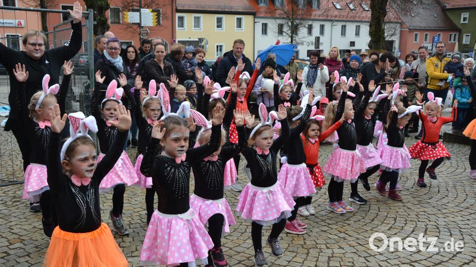Die Bambini-Garde des TuS Mitterteich bei ihrem Osterhasentanz am Sonntag. Bild: jr