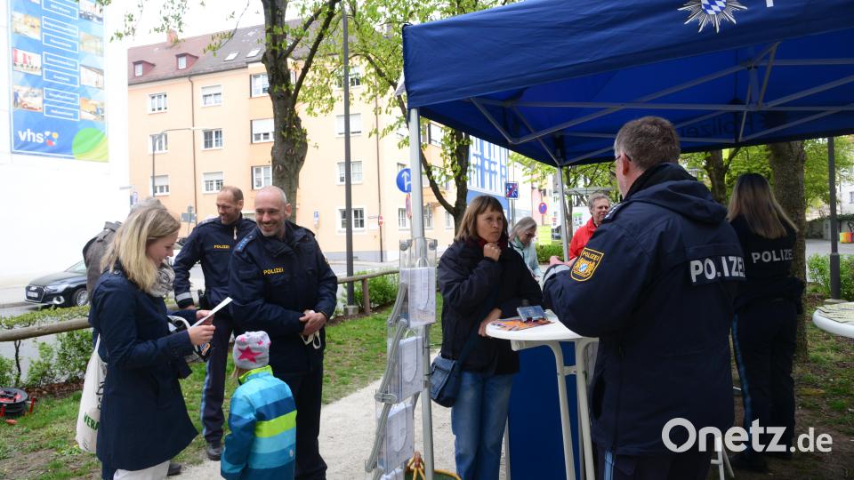 Die Polizeidirektion Weiden beteiligte sich mit einem Informationsstand am Mobilitätstag. Bild: bey