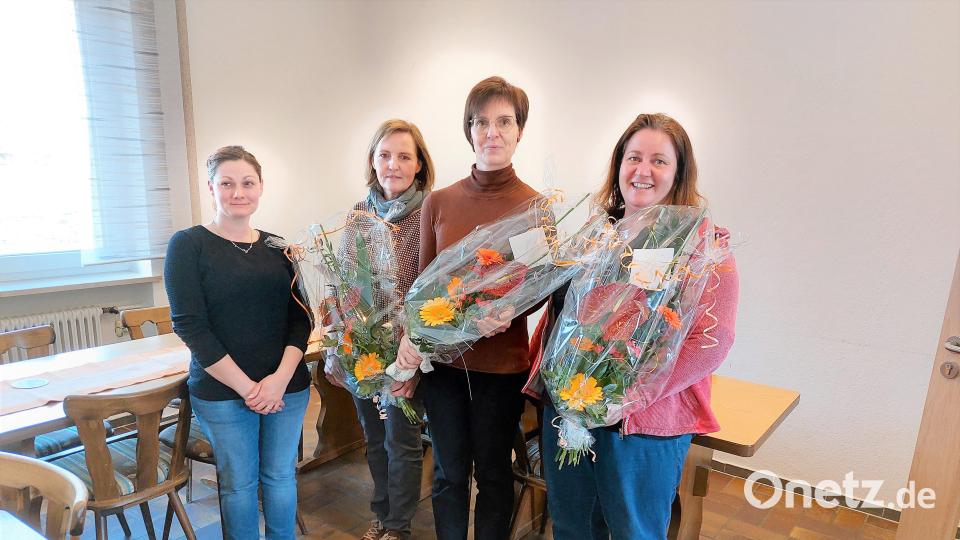 Die ausgeschiedenen Spartenleitungs-Mitglieder Carola Grünwald, Evi Kopp und Waltraud Allwang (von rechts) werden mit einem Blumenstrauß verabschiedet, Doris Eiletz neu in die Spartenleitung aufgenommen. Bild: tra