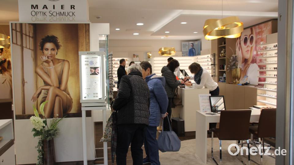 Angesichts des schlechten Wetters verlagerte sich der Bummel beim Frühlingsmarkt schnell in die Geschäfte, die am Sonntag geöffnet waren. Bild: frd