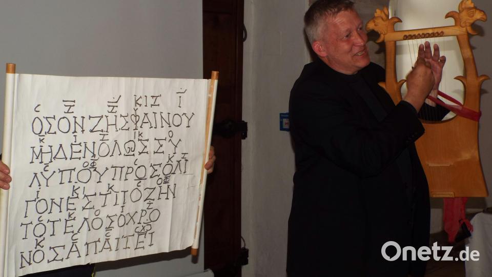 Justus Willberg mit Leier und Text aus dem ersten Jahrhundert Bild: e