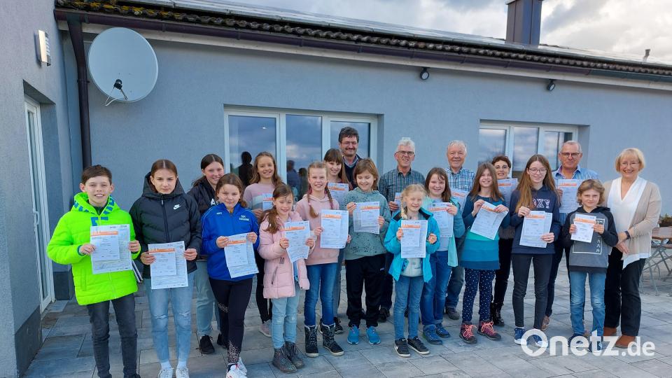 Prüferin Cordula Schmidt (rechts) überreicht Urkunden und Abzeichen an die erfolgreichen Teilnehmer. Bild: tra
