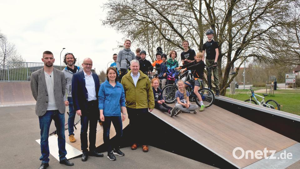 Endlich ist sie da, die neue Anlage. Mit den Kindern und Jugendlichen freuen sich Hahnbachs Bürgermeister Bernhard Lindner (3.v.l) und Landrat Richard Reisinger (5.v.l). Bild: tat