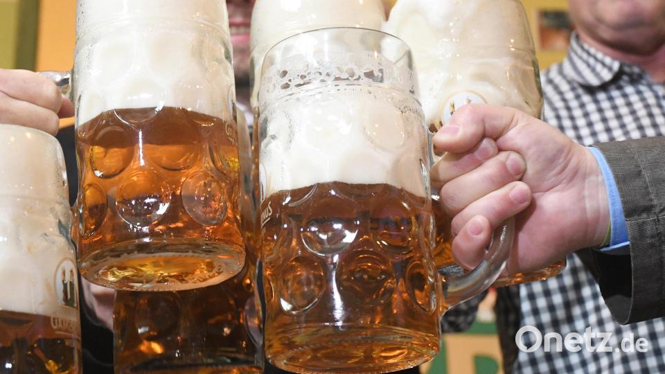 Das Festbier für das Weidener Frühlingsfest 2022: Frisch aus dem Fass, goldgelb mit Schaumkrone. Bild: Lowak