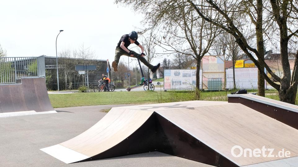 Mit dem Scooter über die Funbox zu springen schaut schon recht artistisch aus. Übung macht auch hier den Meister. Bild: tat