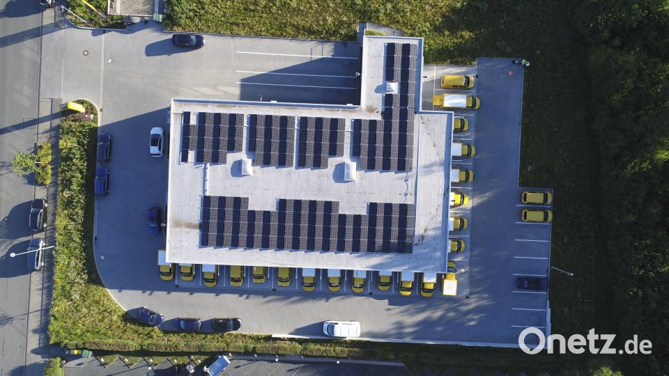 So ähnlich wie der Zustellstützpunkt in Wachtberg in Nordrhein-Westfalen (Bild) wird auch das neue Post-Verteilzentrum im Gewerbegebiet Süd in Tirschenreuth aussehen. Mit dem Hochbau soll im Mai begonnen werden, die Fertigstellung ist für Herbst geplant. Bild: Deutsche Post/exb