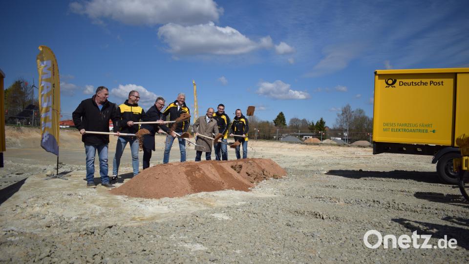 Beim Spatenstich für das neue Verteilerzentrum der Deutschen Post in Tirschenreuth: Robert Platzer, Bauleiter bei List Bau, Zusteller und Stadtrat Harald Siegert, Bürgermeister Franz Stahl, Niederlassungsleiter Stefan Friedl, stellvertretender Landrat Alfred Scheitler mit weiteren Post-Mitarbeitern (von links). Bild: szl
