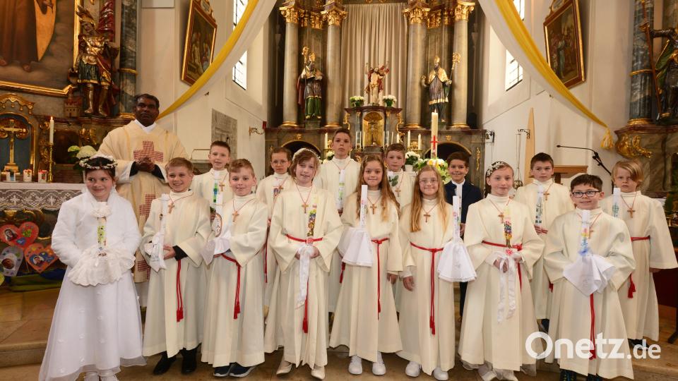 Am Samstag ging die erste Gruppe mit 15 Kindern aus Parkstein und Kirchendemenreuth zum ersten Mal an den Tisch des Herrn. Bild: bey