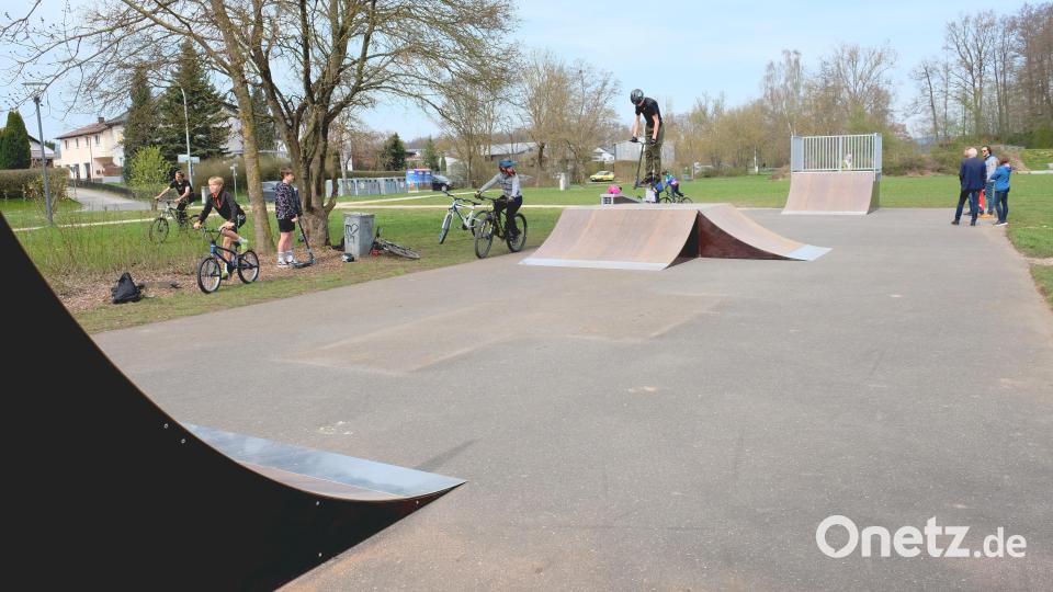Eine neue Skateranlage lockt nun junge Leute auf die Gocklwiese in Hahnbach. Bild: tat