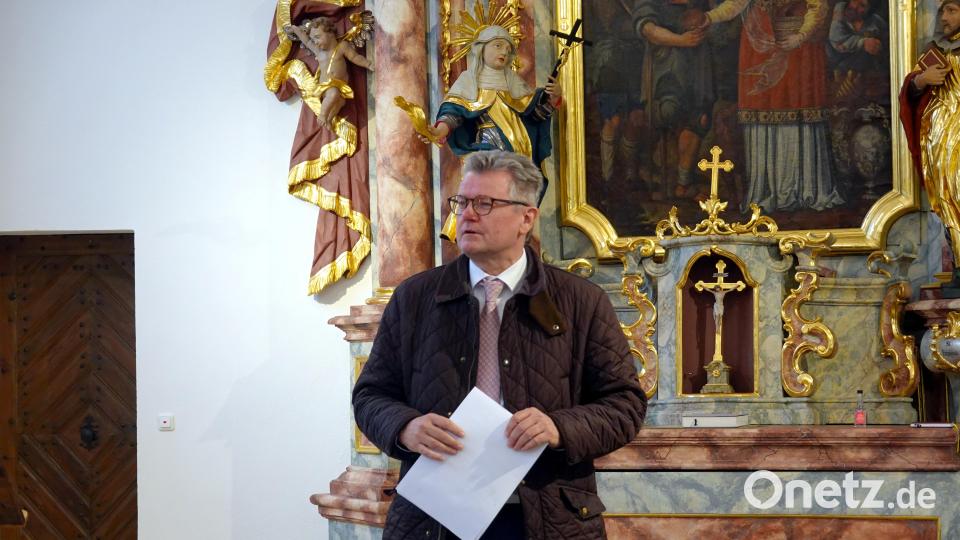 Bürgermeister Michael Göth freut sich über den gelungenen Abschluss der Sanierung der Spitalkirche St. Elisabeth. Bild: gac