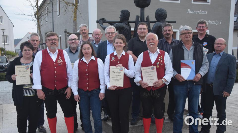 Die &quot;Neuhauser Boum&quot; haben ein neues Ehrenmitglied: Dirigent Robert Schricker (vorne, Dritter von rechts). Zudem wird zum Ehrenmitglied ernannt und für 35 Jahre als Dirigent vom Nordbayerischen Musikbund geehrt. Franziska Schwamberger (vorne Mitte) erhielt vom Musikbund die Ehrung für 20 Jahre aktive Musikerin. Bild: fz