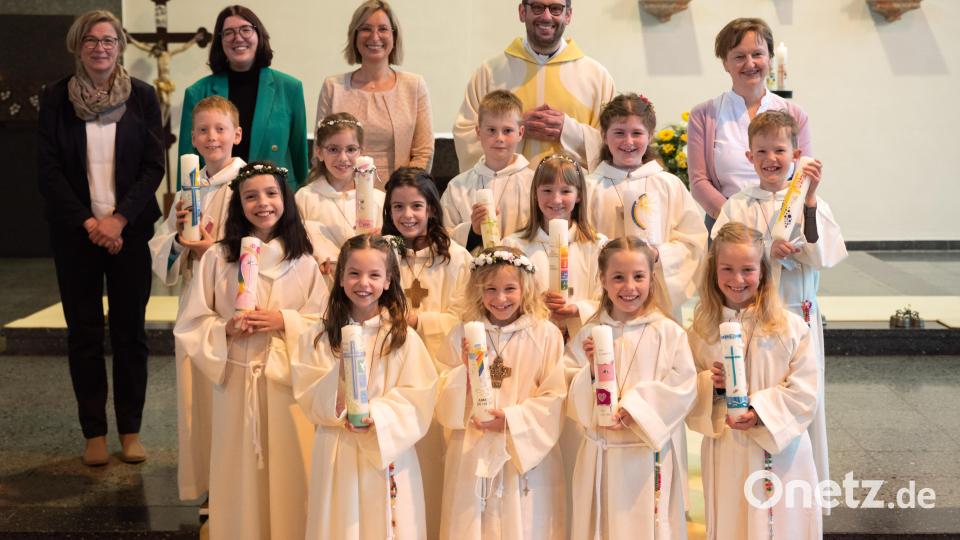 Erstkommunion Pfarrei St. Michael Poppenricht (hinten, von links): Klassenleiterin Ulrika Amann, Pastoralpraktikantin Elena Weniger, Rektorin Janina Schmidt, Pfarrer Dominik Mitterer und Gemeindereferentin Regina Probst. Bild: Julian Probst/exb