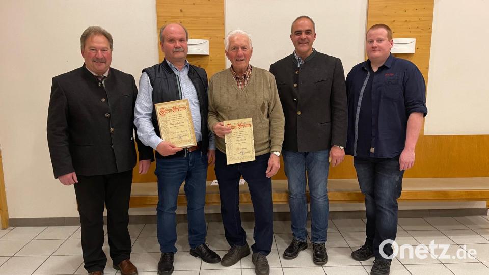 Für ihr jahrzehntelanges Wirken hat der Kleintierzuchtverein Mitterteich Ludwig Grillmeier und Fritz Gründl (Zweiter und Dritter von links) in besonderer Weise geehrt. Mit auf dem Bild (von rechts) Vorsitzender Karl Weiß und Vorsitzender Wolfgang Gründl (von rechts) sowie Zweiter Bürgermeister Johann Brandl. Bild: KTZV Mitterteich/exb