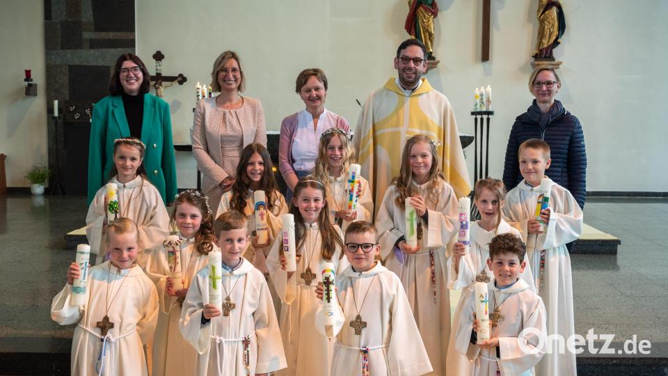 Erstkommunion Pfarrei St. Michael Poppenricht (hinten, von links): Pastoralpraktikantin Elena Weniger, Rektorin Janina Schmidt, Gemeindereferentin Regina Probt, Pfarrer Dominik Mitterer und Klassenleiterin Simone Koch Bild: Julian Probst/exb