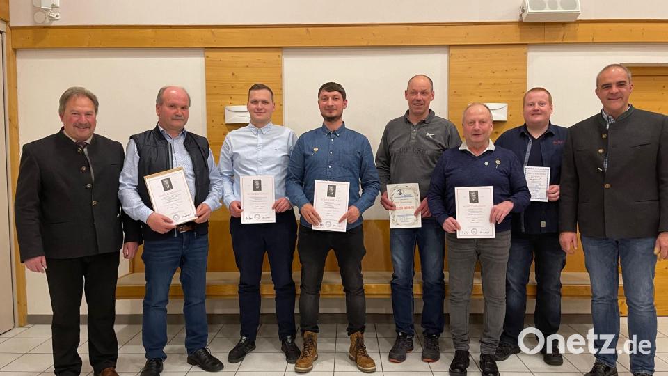 Zahlreiche Ehrungen standen beim Kleintierzuchtverein Mitterteich an. Auf dem Bild (von links) Zweiter Bürgermeister Johann Brandl, Ludwig Grillmeier, Thomas Brunner, Jens Kamm, Franz Bauernfeind, Alexander Kamm, Karl Weiß und Vorsitzender Wolfgang Gründl. Bild: KTZV Mitterteich/exb