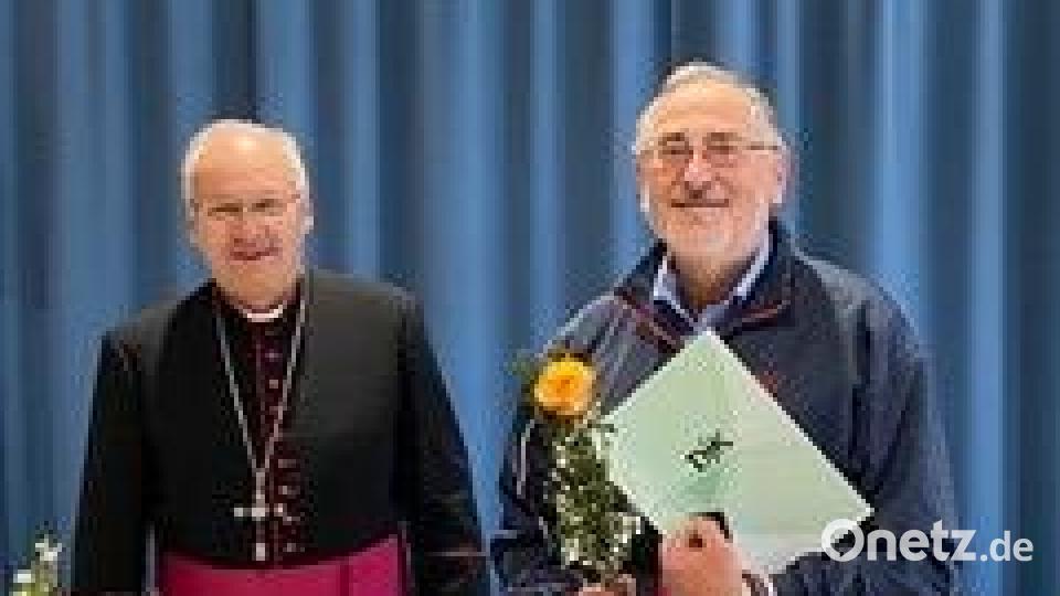 Bischof Rudolf Voderholzer (links) zeichnet Josef Haller aus Ammerthal aus. Bild: Stefan Badura/exb