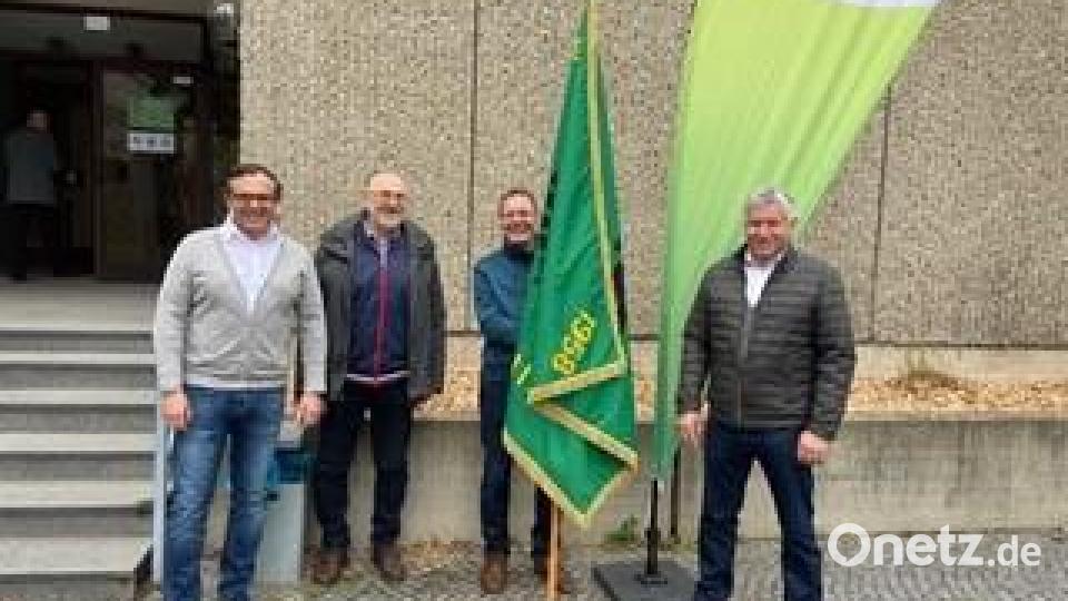 Die Fahnenabordnung der DJK Ammerthal beim DJK-Diözesantag 2022 mit Vorstand Peter Haller, Fahnenträger Hermann Ehbauer, Jubilar Josef Haller und Vorstand Stefan Badura Bild: Stefan Badura/exb