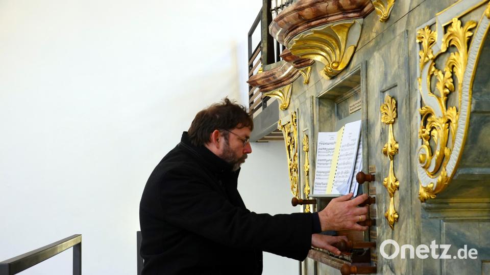 Kirchenmusikdirektor Gerd Hennecke spielt auf der instandgesetzten historischen Hößler-Orgel, die an ihrem neuen Standort optisch und klanglich viel besser zur Geltung kommt. Bild: gac
