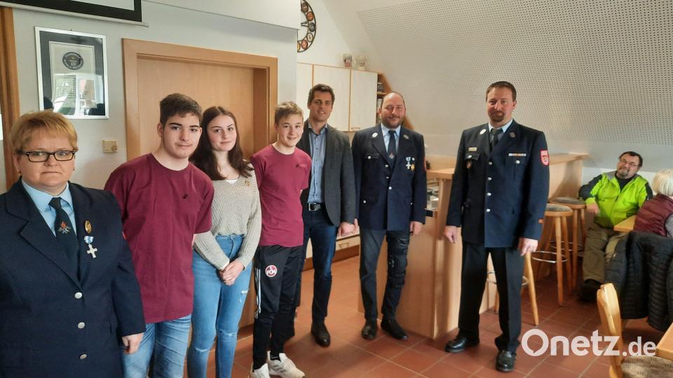 Wissensplaketten wurden verliehen. Im Bild ein Teil der Jugendgruppe mit (von links) Jugendwartin Martina Stigler, Niklas Stigler, Johanna Berger, Michael Most, Bürgermeister Rudolf J. Teplitzky, Kommandant und Kreisbrandmeister. Bild: Berger/exb