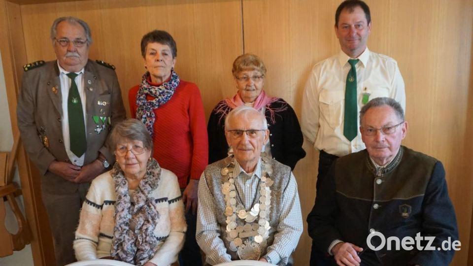Die neuen Würdenträger bei Germania: (sitzend, von links) Schützenliesl Helga Scherupp, Schützenkönig Josef Ertl, Zweiter Ritter Hans Dittrich; (stehend, von links) Schützenmeister Günter Fkeischnann, Zweite Zofe Elfriede Karnick, Erste Zofe Liesl Schöner, Erster Ritter Alois Schneider. Bild: krn