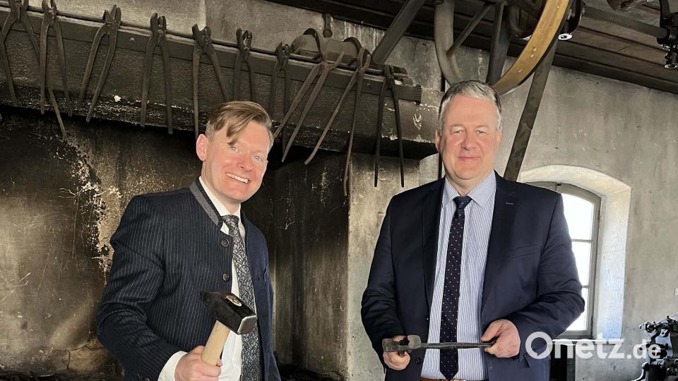 Mehrere Monate haben die Fachautoren unter Federführung des Bergbau- und Industriemuseums Ostbayern an der Publikation „Köhler. Schmelzer. Schmiede“ geschmiedet. Nun konnte der Museumsleiter Dr. Martin Schreiner Landrat Richard Reisinger das erste Exemplar überreichen. Bild: LRA Amberg-Sul.(Hollederer Christine) &lt;Christine.Hollederer@amberg-sulzbach.de&gt;