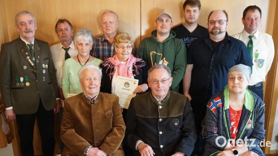 Verdiente und langjährige Mitglieder der Großalbershofer Schützen: (sitzend, von links) Hans Schuster, Hans Dittrich, Martina Rösler; (hinten, von links) Werner Schmidt, Albin Schöner, Gertraud Mutzbauer, Werner Karnick, Liesl Schöner, Dominik Gebhardt, Andreas Schneider, Matthias Schmidt und Alois Schneider. Bild: krn