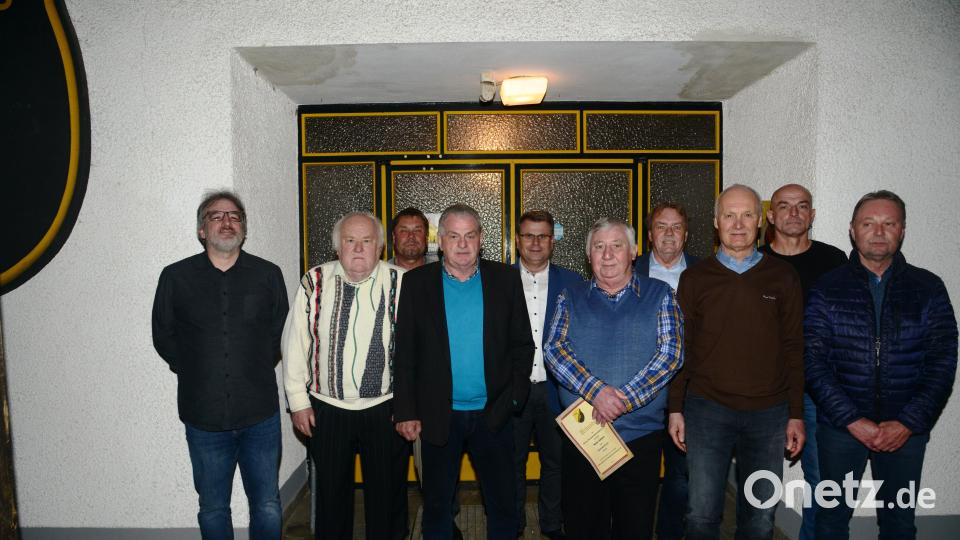 Der Vorsitzende der SpVgg Windischeschenbach Christian Baldauf (links) und Ehrenamtsbeauftragter Thomas Benner (hinten, links) ehren langjährige Mitglieder: (vorne, von links) Johann Konz, Alfred Schedl, Josef Hausner für 60 Jahre, (vorne, von rechts) Erwin Weiß und Hans Mattes für 50 Jahren. Anton Lebegern (hintere Reihe, rechts) ist seit 40 Jahren Mitglied. Bild: bey