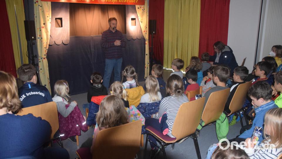 "Wenn es euch gefällt, dürft ihr klatschen", sagt Hermann Papacek und kündigt damit den Kasperl und dessen Abenteuer an. Bild: fz