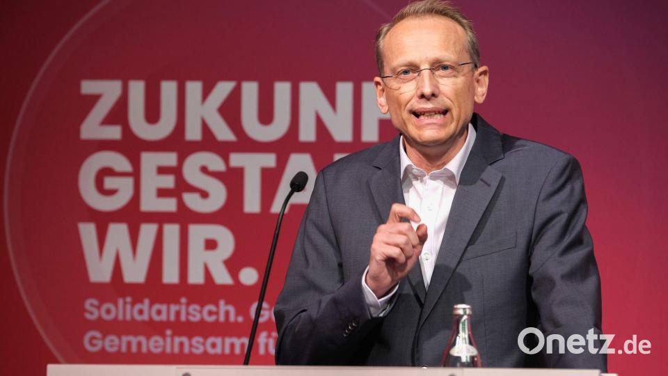 Der bayerische DGB-Bezirkschef Bernhard Stiedl spricht auf einer Bühne. Bild: Werner Bachmeier/DGB Bayern/dpa/Archivbild