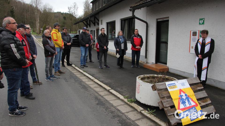 Im Beisein zahlreicher Ehrengäste wurde der Defibrillator am TSV-Sportheim eingeweiht. Bild: kro