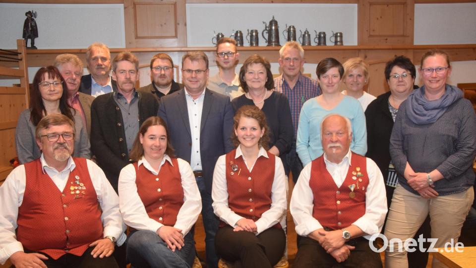 Das ist die Vorstandschaft der &quot;Neuhauser Boum&quot; mit Dirigent Robert Schricker, und den Vorsitzenden Franziska Schwamberger, Lucia Windschiegl und Matthias Bogner (sitzend, von rechts). Bild: fz