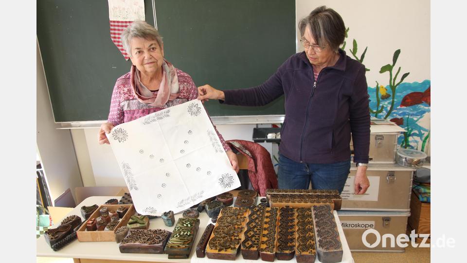 Adele Rustler und Wilma Siller (von links) mit einem Stoffdruck und den Models, die vor ihnen liegen. Bild: kro