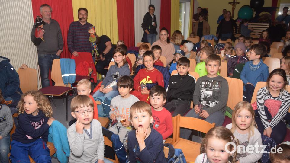 Hermann Helgert und Hermann Papacek (stehend von links) begeistern die Kinder in Bechtsrieth mit dem Stück „Kasperl und die Kräuterfee“. Bild: fz